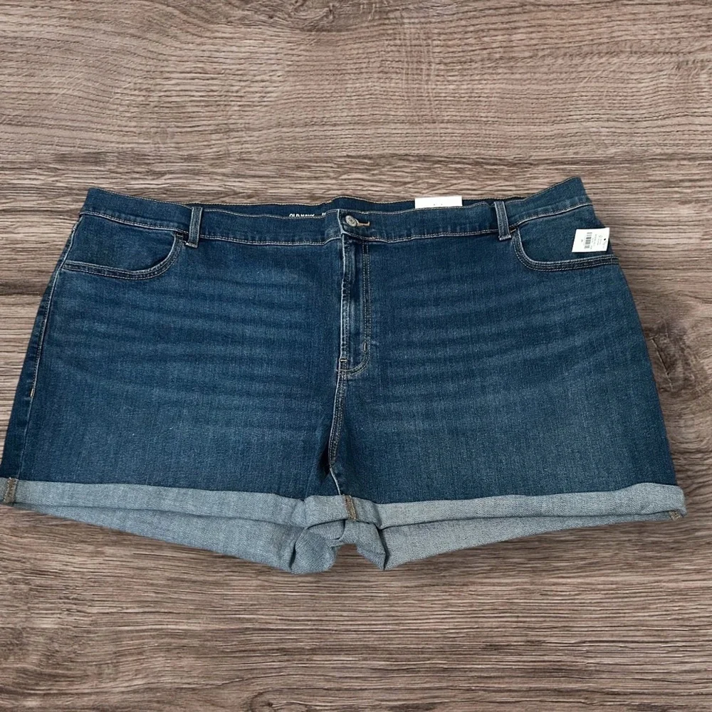 Old Navy NEW Mid Rise Medium Wash Denim Shorts Women’s Plus Size 26 NWT